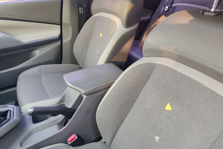 宝骏RC-5 2020款 1.5L 手动智耀豪华型中控内饰7004