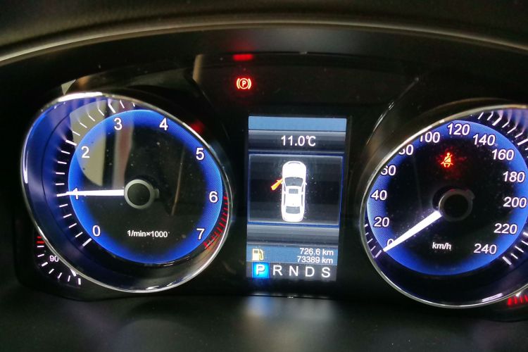 红旗H7 2015款 2.0T 豪华型中控内饰15