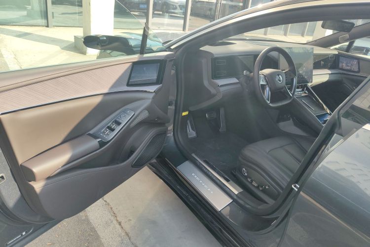 腾势Z9 2024款 1100km 四驱Ultra版中控内饰7002