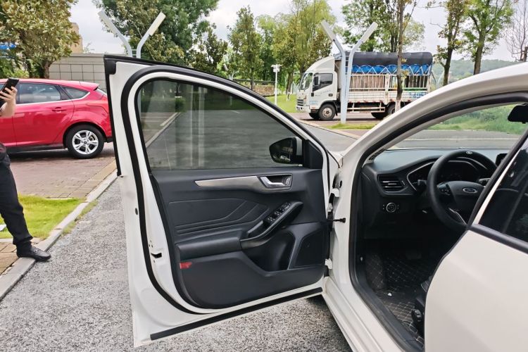 福特 福克斯 2020款 三厢 EcoBoost 180 自动锋潮型中控内饰7005