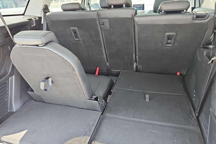 标致5008 2017款 380THP 7座精英版中控内饰7010