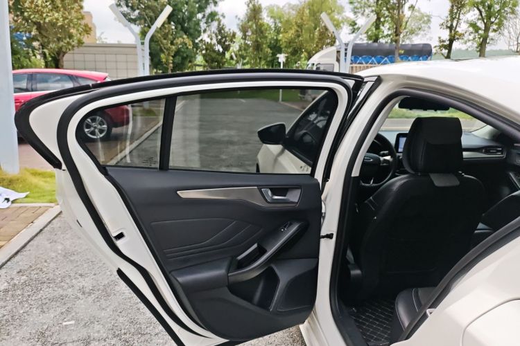 福特 福克斯 2020款 三厢 EcoBoost 180 自动锋潮型中控内饰7006