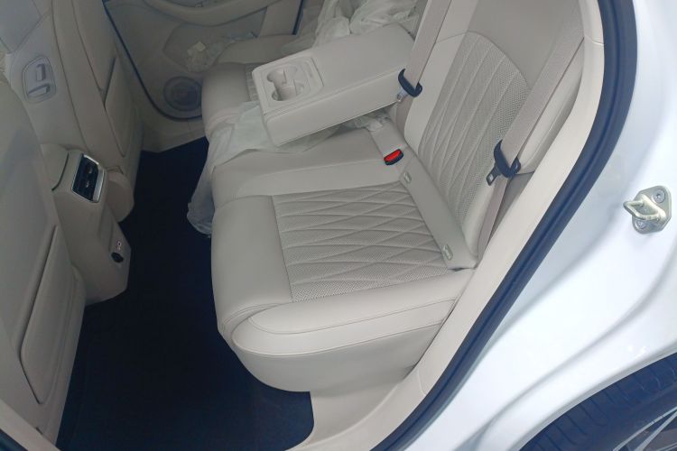 哪吒汽车 哪吒L 2024款 增程 220 PRO＋全家桶中控内饰7001