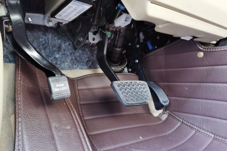 丰田 凯美瑞 2015款 2.0G 领先版局部细节9004