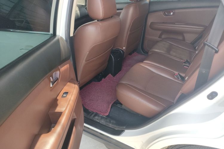 比亚迪S6 2014款 2.0L 手动豪华型 5座中控内饰7002