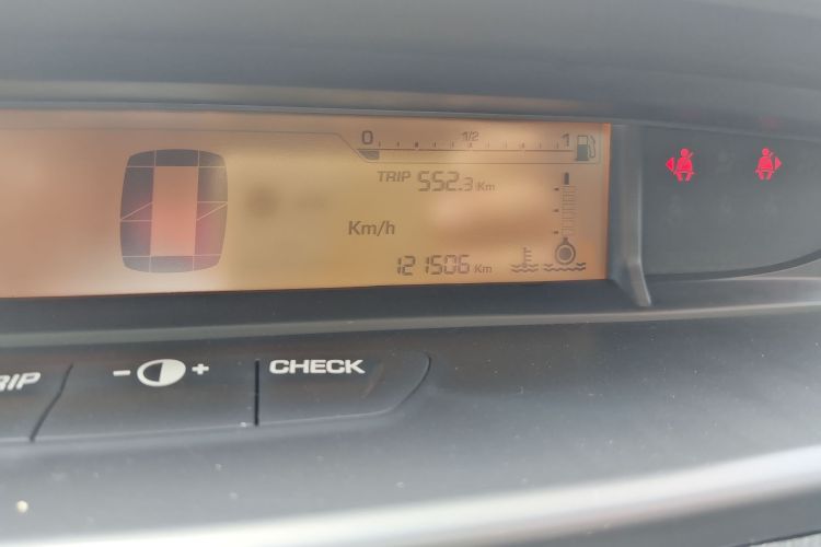 雪铁龙 世嘉 2016款 经典 三厢 1.6L 手动品尚型中控内饰15