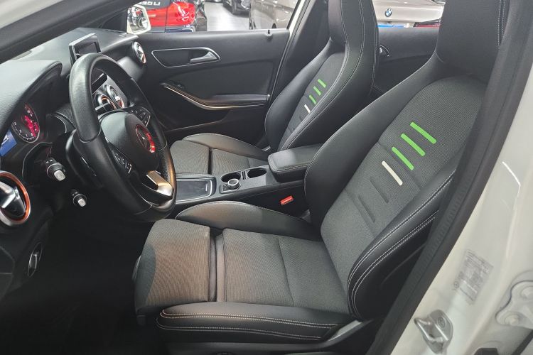 奔驰A级(进口) 2017款 改款 A 200 动感型局部细节41