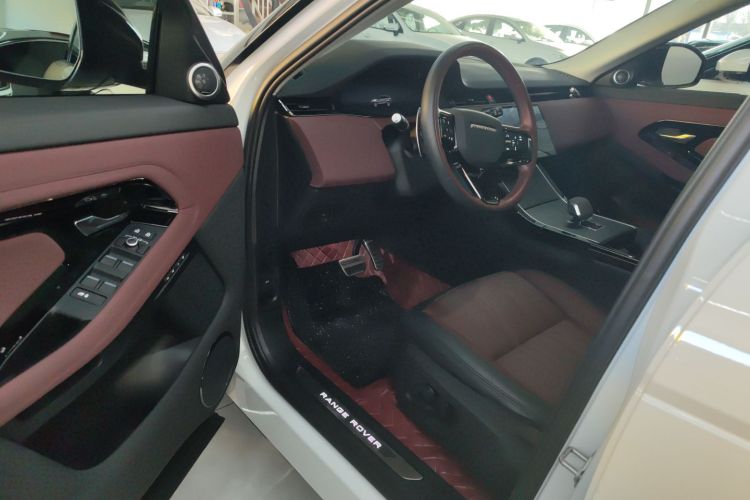 路虎 2024款 揽胜极光L SE 驭光尊耀版中控内饰7002