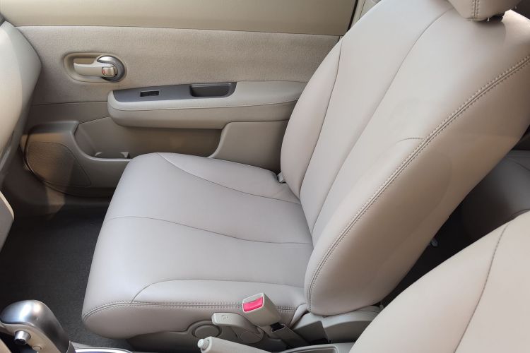 日产 骐达TIIDA 2011款 1.6L CVT舒适型中控内饰7006