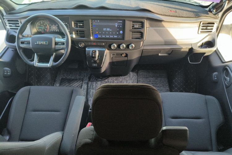 江铃福顺 2025款 2.0T 8AT柴油中轴中高顶商运型多功能乘用车7座中控内饰7003