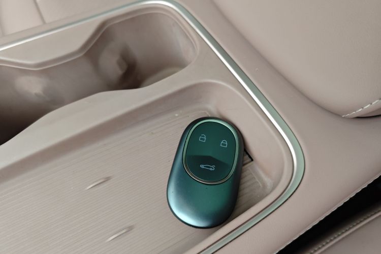 蔚来EC6 2023款 75kWh中控内饰7002