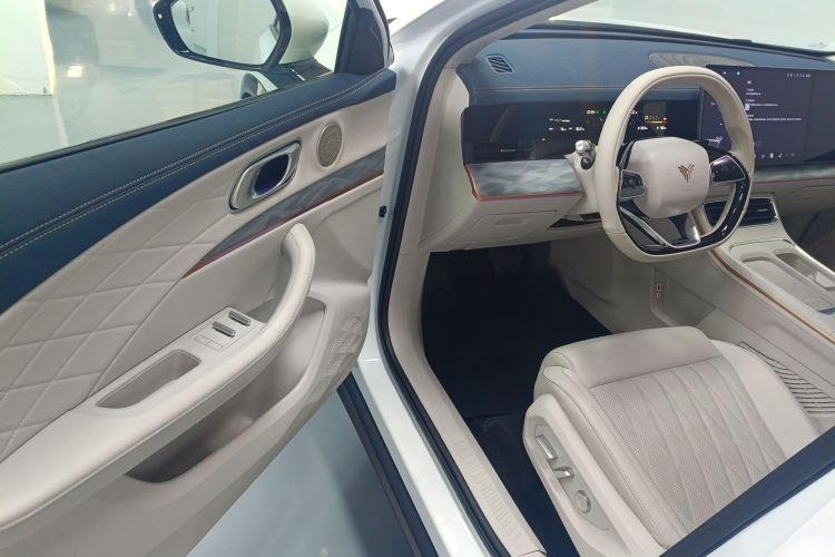 哪吒汽车 哪吒L 2024款 增程 220 PRO＋全家桶中控内饰7002