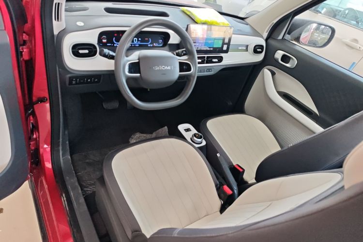 吉利银河 2025款 210km 熊猫卡丁猪猪侠限定版中控内饰7003