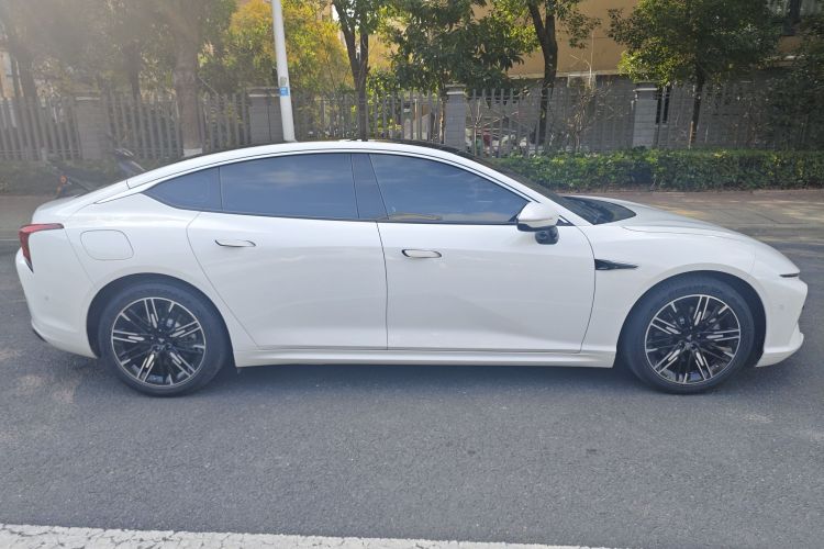 哪吒汽车 哪吒S 2022款 增程版 1160km 后驱中版车身外观6003
