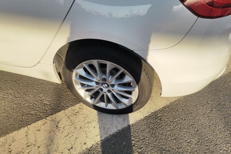 宝马2系旅行车 2018款 218i 领先型车身外观6006