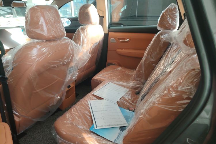 蓝电E5 PLUS 2025款 120km 标准旅行定制版 7座中控内饰7003