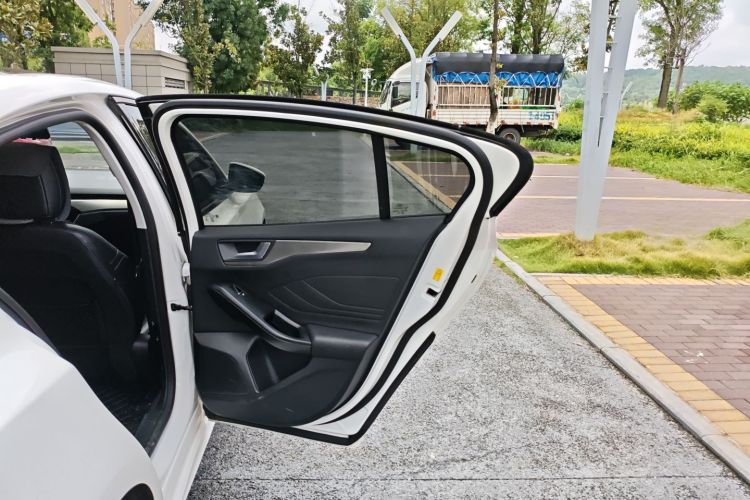 福特 福克斯 2020款 三厢 EcoBoost 180 自动锋潮型中控内饰7007