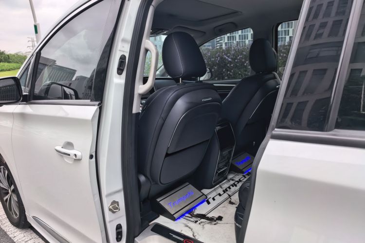 广汽传祺 传祺M8 2023款 领秀系列 390T 豪华版中控内饰7003