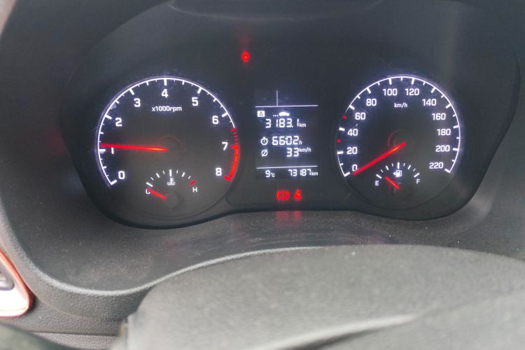 现代 悦纳 2016款 1.4L 手动炫酷版GLS中控内饰15