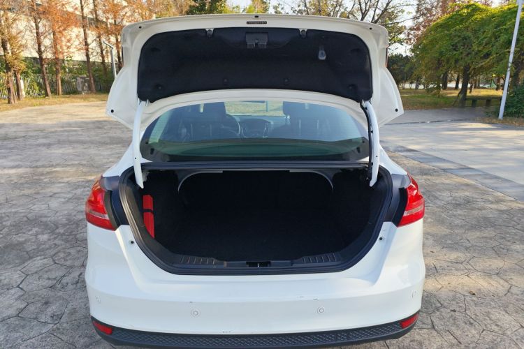 福特 福克斯 2017款 三厢 1.6L 自动风尚型智行版局部细节23