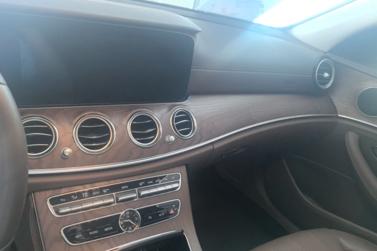 奔驰E级 2020款 改款 E 300 L 时尚型中控内饰7003