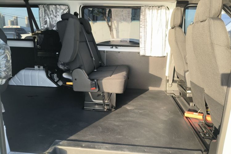 江铃福顺 2025款 2.0T 8AT柴油中轴中高顶商运型多功能乘用车7座局部细节9005