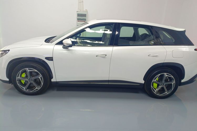 哪吒汽车 哪吒L 2024款 增程 220 PRO＋全家桶车身外观6005