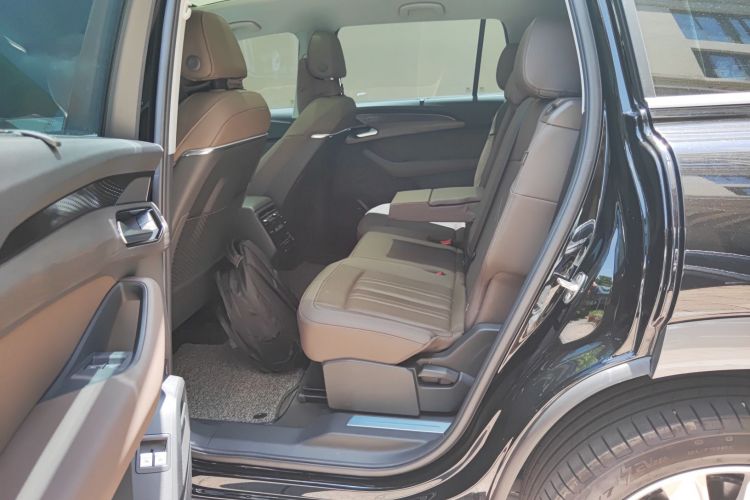 奥迪Q6 2024款 45 TFSI quattro 齐云型 羽林套装 7座中控内饰7001