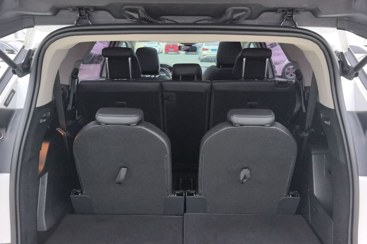 标致5008 2017款 380THP 7座无界版中控内饰7006