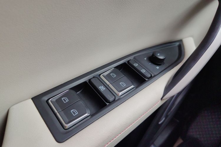 领克06 2020款 1.5T 耀Halo中控内饰7002