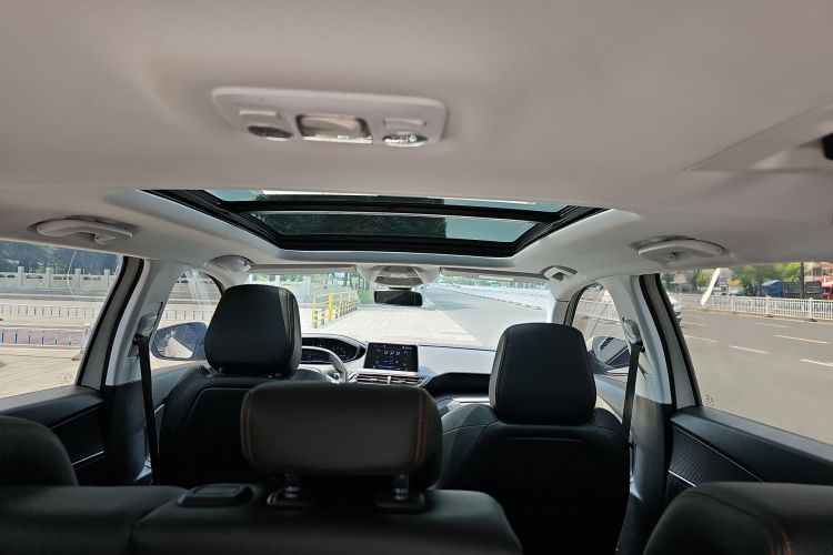 标致5008 2017款 380THP 7座精英版中控内饰7012