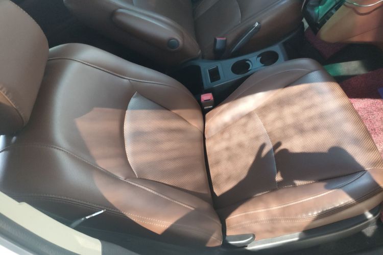 比亚迪S6 2014款 2.0L 手动豪华型 5座中控内饰7010