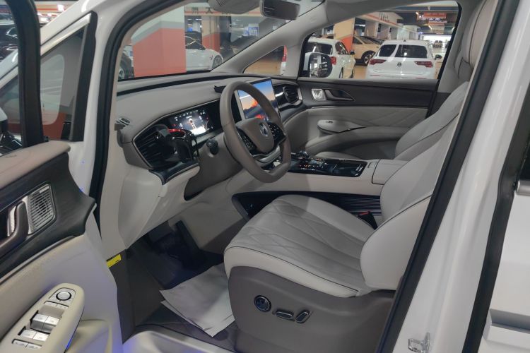 腾势D9 2022款 DM-i 970 四驱旗舰型中控内饰7001