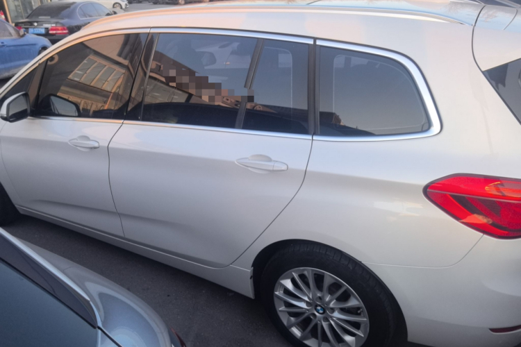 宝马2系多功能旅行车 2019款 220i 领先型车身外观6005