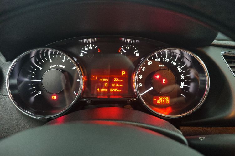 标致3008 2015款 2.0L 自动潮流版中控内饰15