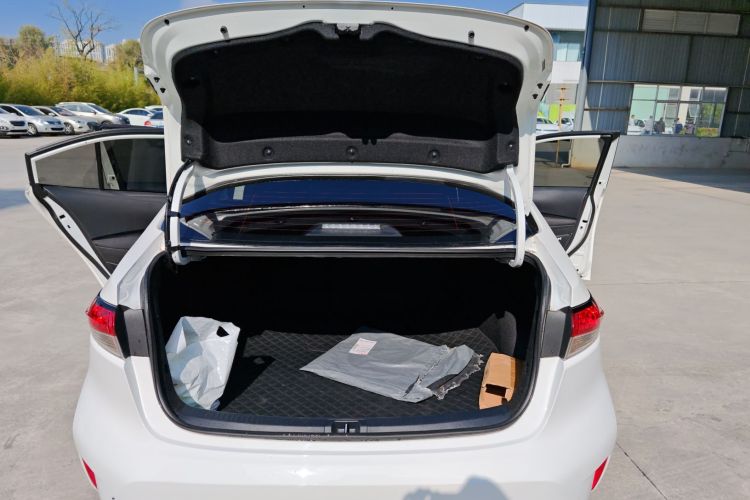 丰田 雷凌 2024款 智能电混双擎 1.8L 领先版局部细节23