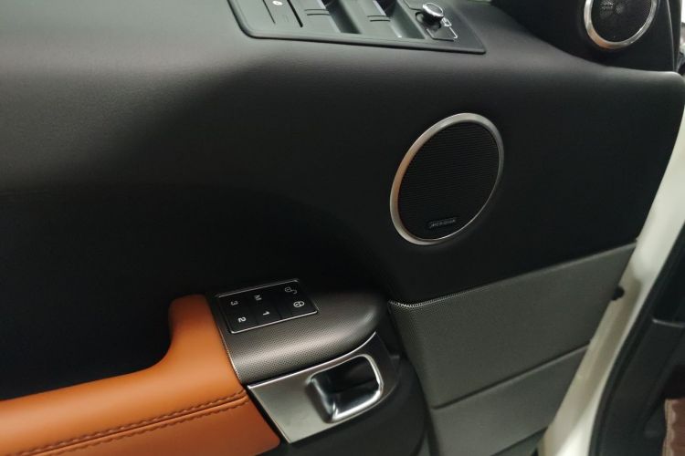 路虎 揽胜运动版 2017款 3.0 SC V6 HSE DYNAMIC局部细节9008