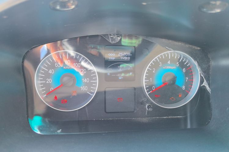 金杯 小海狮X30 2023款 1.5L 超享型客车5/6/7座无空调版SWC15M中控内饰15