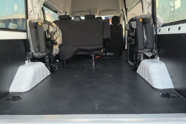 江铃福顺 2025款 2.0T 8AT柴油中轴中高顶商运型多功能乘用车7座局部细节9003