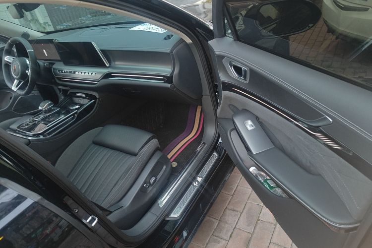 红旗H9 2025款 2.0T 两驱旗享私享风尚版 5座中控内饰7003