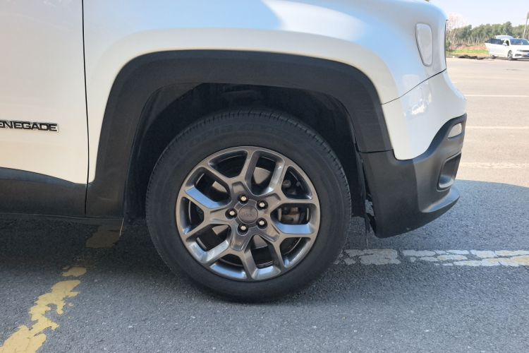 Jeep 自由侠 2018款 互联大屏版 180T 自动动能版+车身外观6004