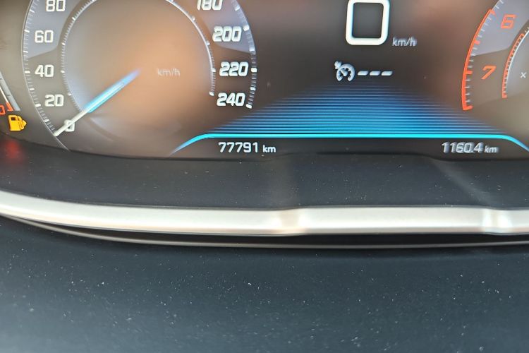 标致5008 2017款 380THP 7座精英版中控内饰15