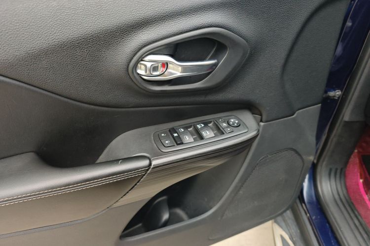 Jeep 自由光 2017款 2.4L 领先智能版中控内饰7005