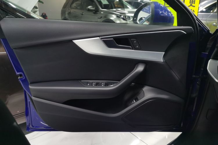 奥迪A4L 2018款 30周年年型 40 TFSI 时尚型局部细节9004