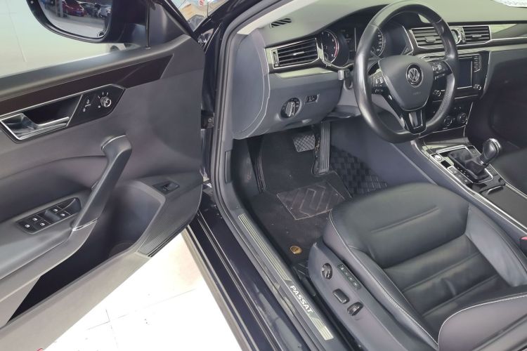 大众 帕萨特 2016款 380TSI DSG御尊版中控内饰7002