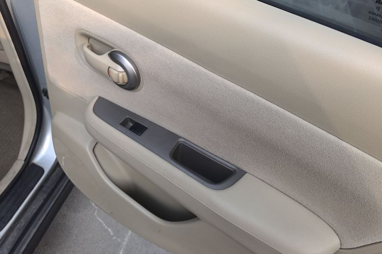 日产 骐达TIIDA 2011款 1.6L CVT舒适型局部细节9005