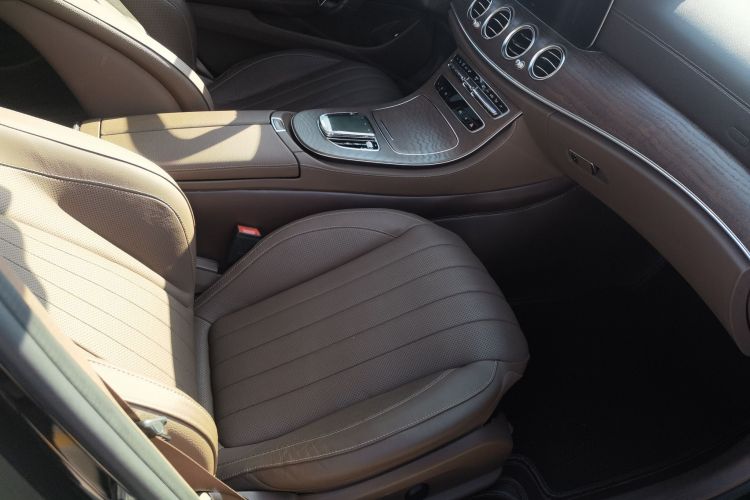 奔驰E级 2023款 E 300 L 尊贵型中控内饰7005