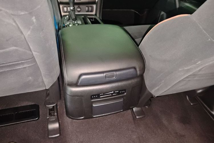 日产 途乐（平行进口） 中控内饰7004