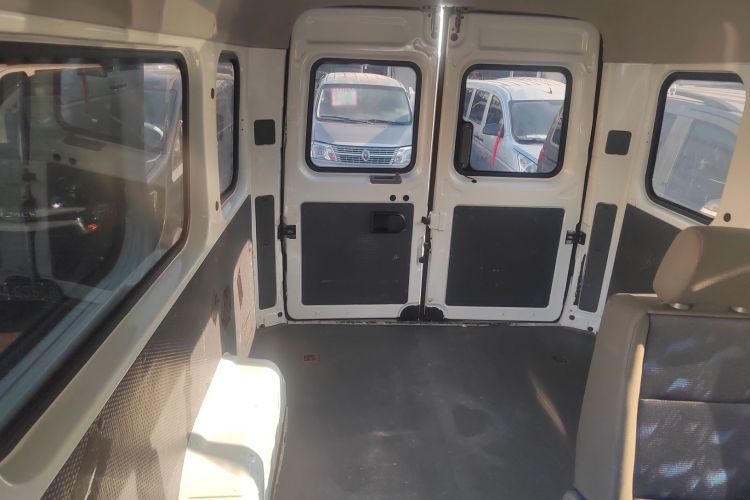 东风御风 御风 2021款 2.0T动力王前驱物流车长轴中顶6-9座国VI ZD20中控内饰7004