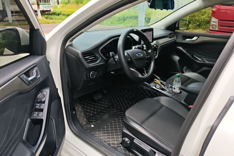 福特 福克斯 2020款 三厢 EcoBoost 180 自动锋潮型中控内饰7003